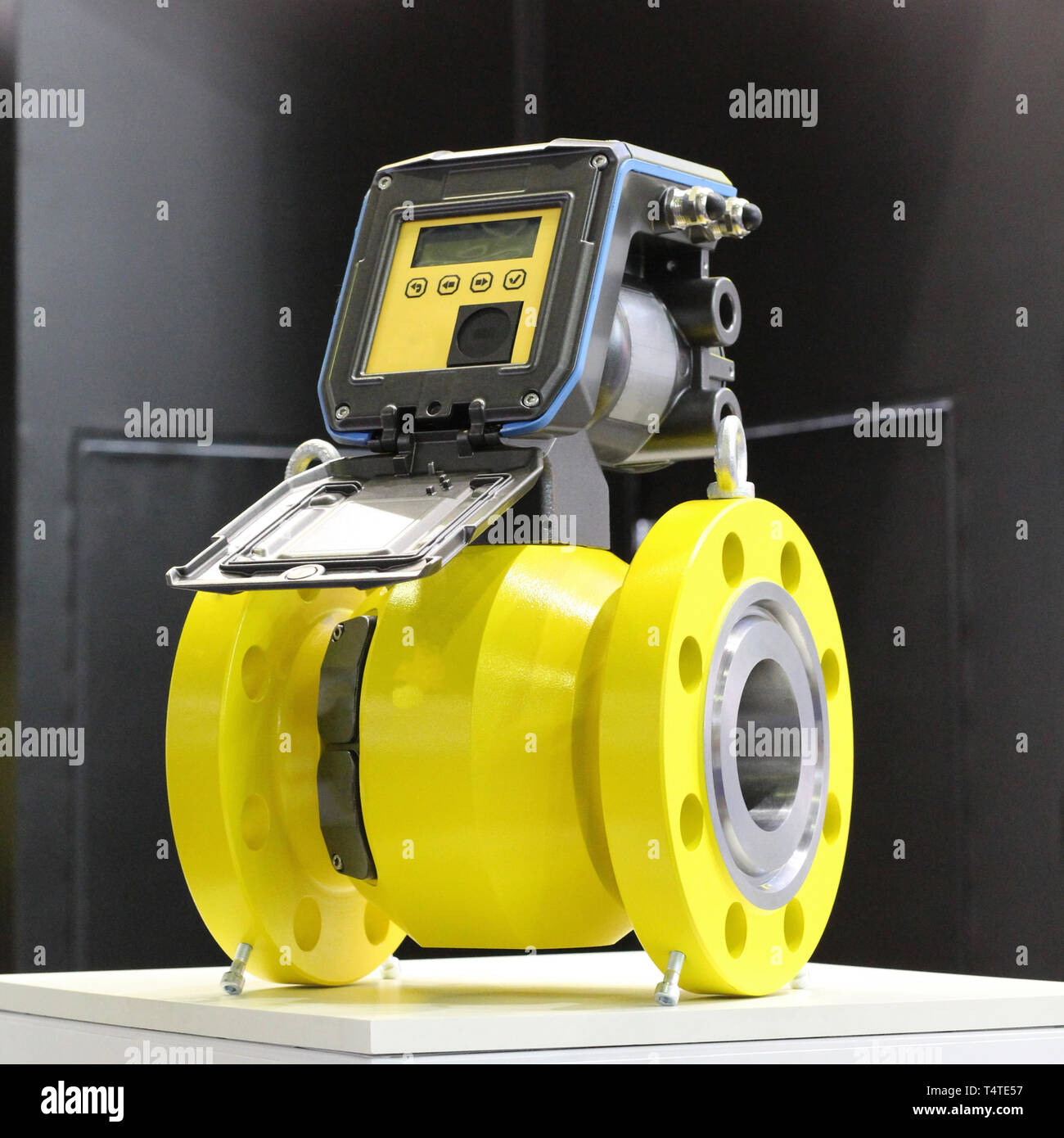 Ultrasonic flow meter for natural and petroleum gas. Flow meter for