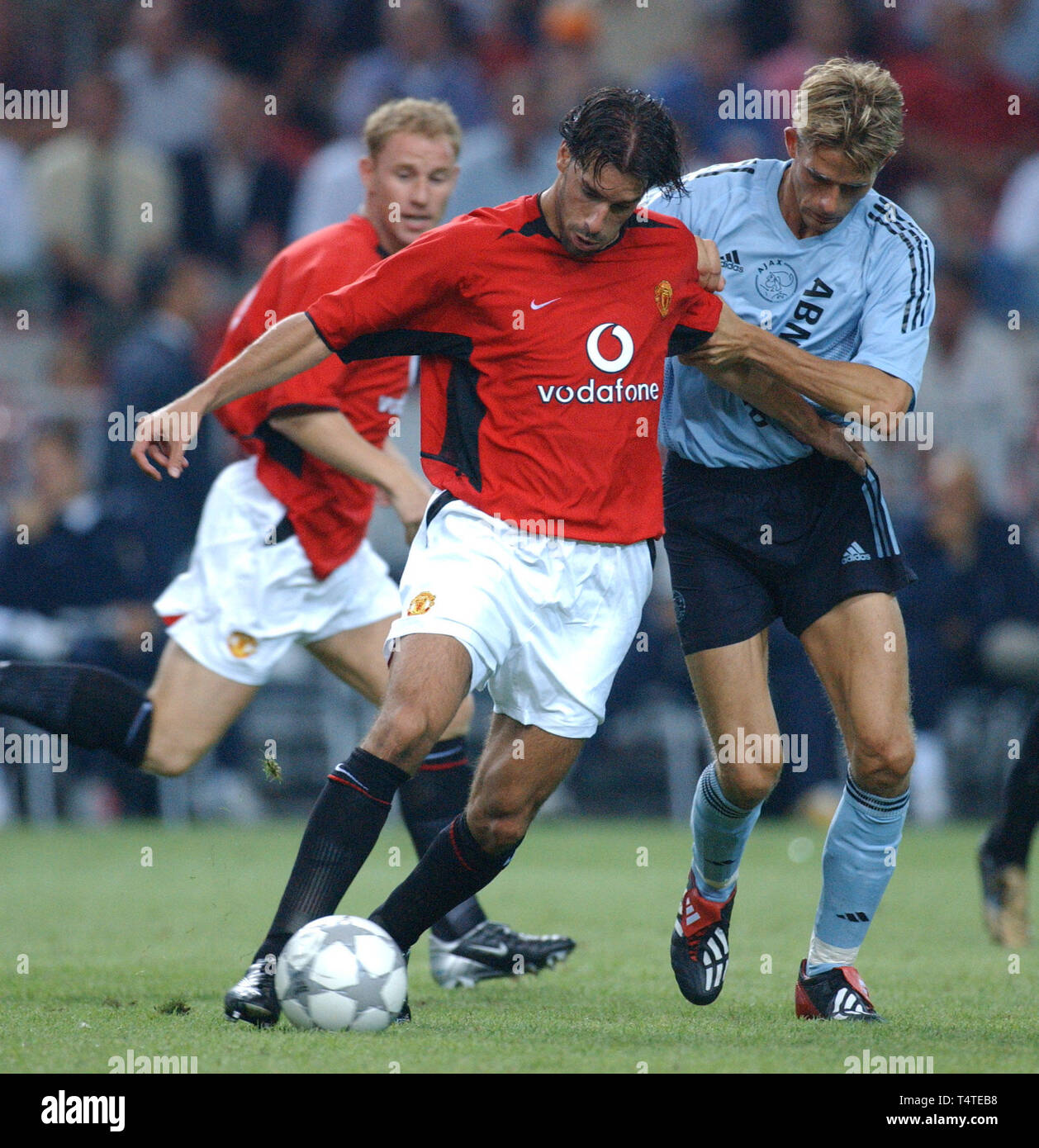 Amsterdam Arena Netherlands 2.8.2002, Football:   Amsterdam Tournament, Manchester United (red) vs Ajax Amsterdam (blue) 1:2 ---- RUUD VAN NISTELROOY (MAN), ANDRE BERGDOLMO (AMS) Stock Photo