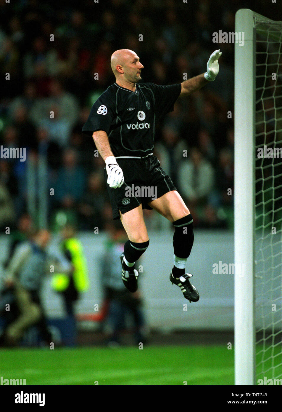 Sport football ruud van nistelrooy fabien barthez hi-res stock photography  and images - Alamy