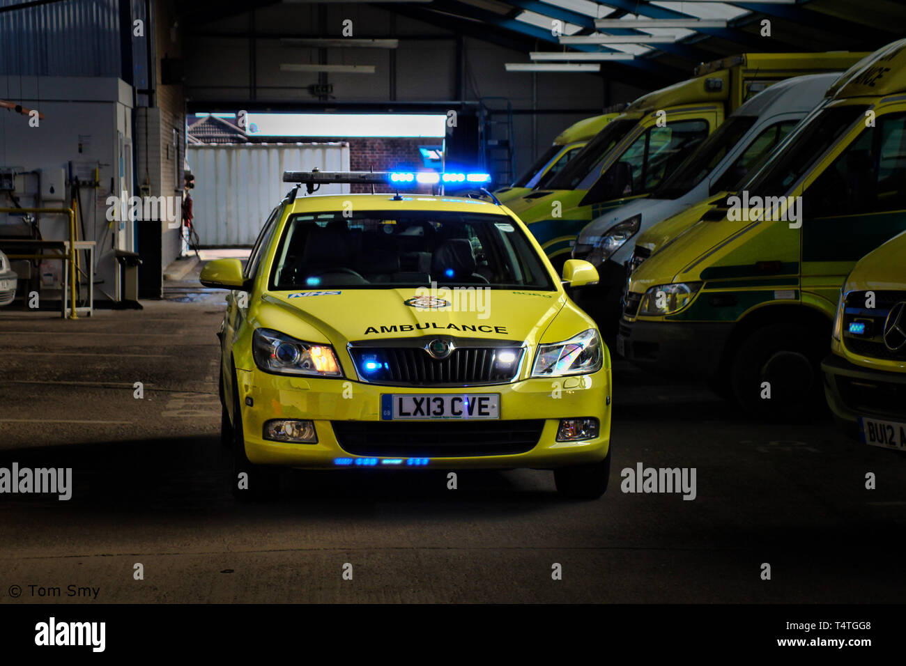 London Ambulance Service: Skoda Octavia RRV - Blue Lights Activated Stock Photo
