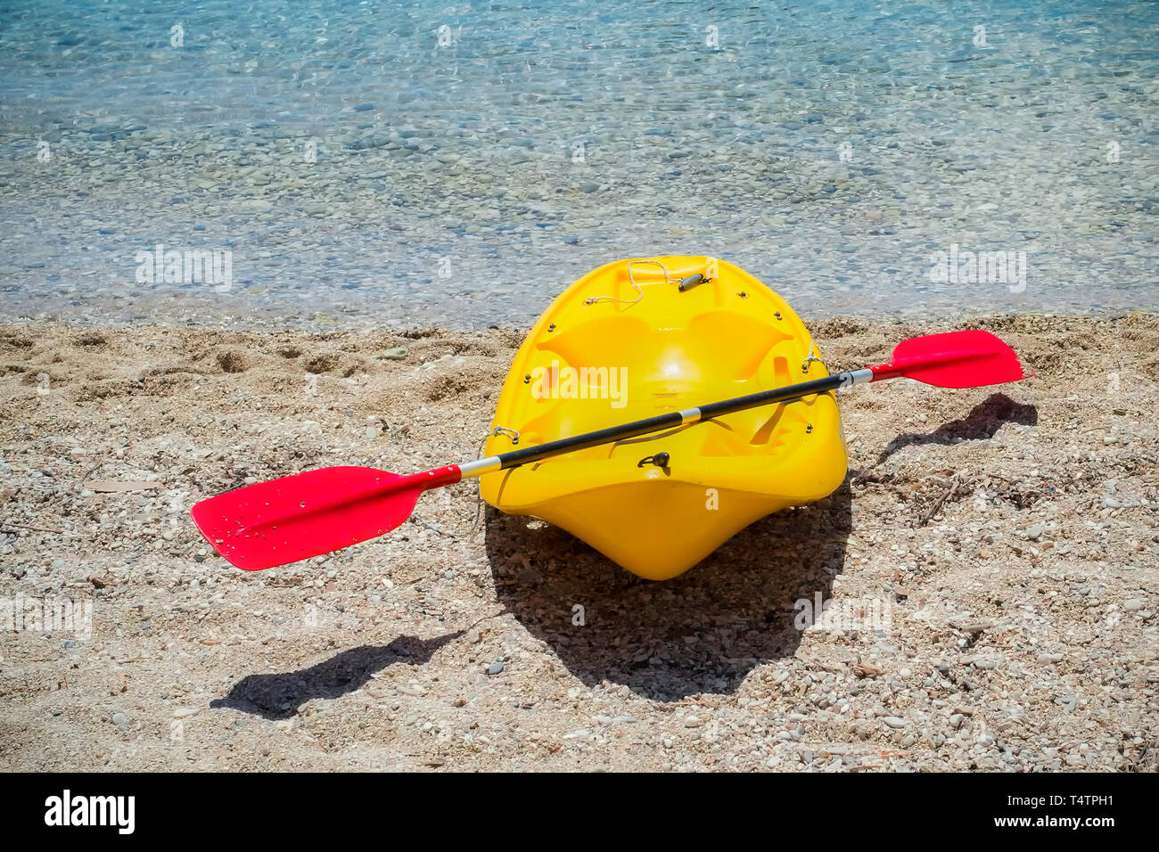 Yellow kayak and red paddle on the beach Stock Photo Alamy