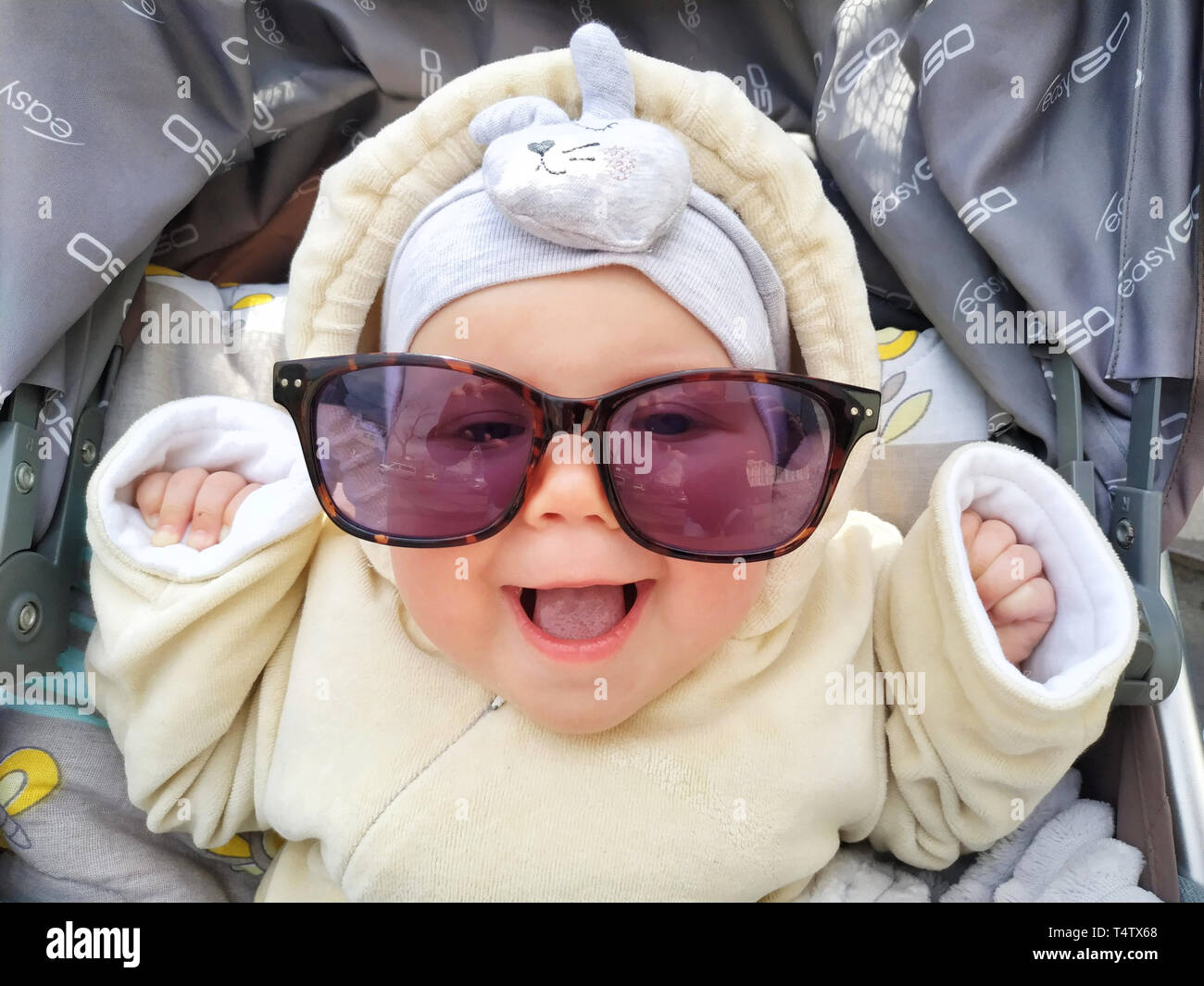 Funny face of baby girl is laughing in sunglasses. Cute baby with  sunglasses Stock Photo - Alamy