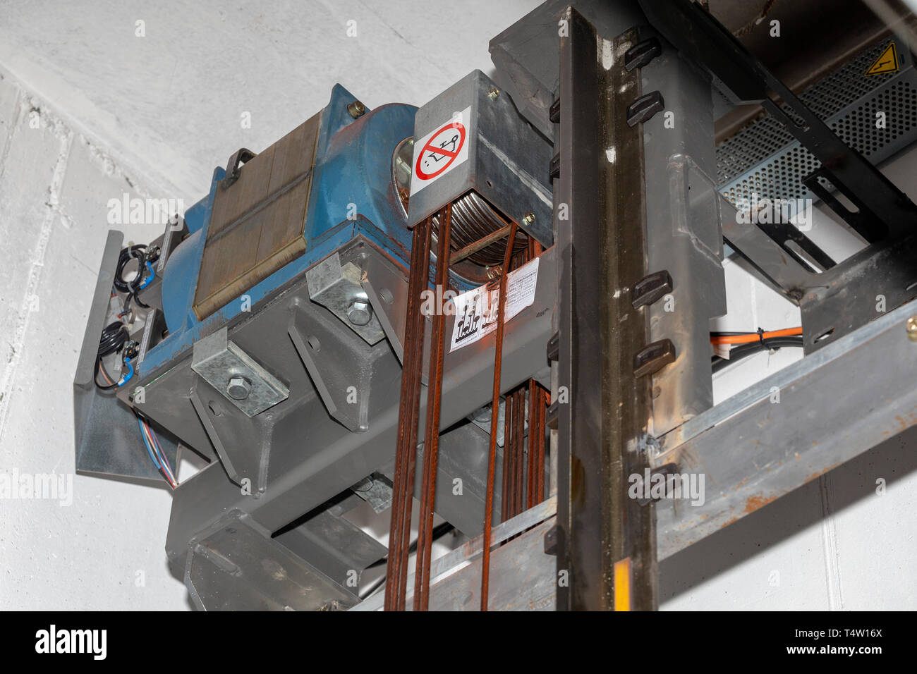 Elevator cables hires stock photography and images Alamy