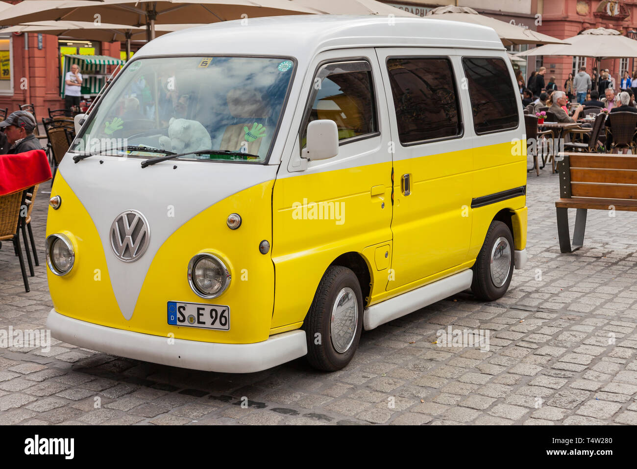 Old mini bus hi-res stock photography and images - Alamy