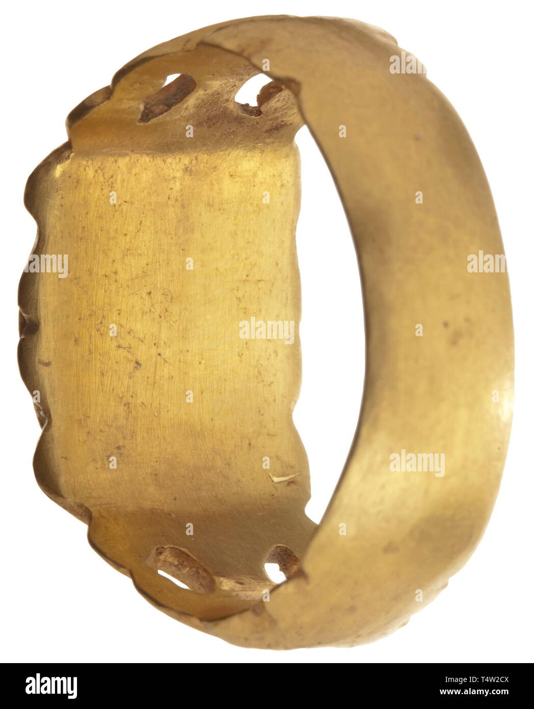 A Roman gold ring with Fortuna gem, 2nd/3rd century AD. Wide band with ornamental openwork, set with a carnelian. On the upper side a cut depiction of Fortuna. Width 2.3 cm, weight 9.83 g. Provenance: South German private collection, 1970s and later. historic, historical, Roman Empire, ancient world, ancient times, ancient world, Additional-Rights-Clearance-Info-Not-Available Stock Photo