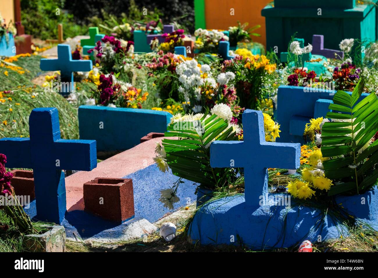 tumbas de colores, celebracion del dia de muertos en el Cementerio