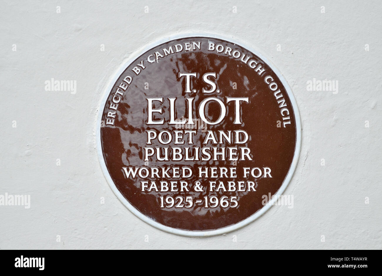 London, England, UK. Commemorative Blue Plaque: T. S. Eliot (1888-1965), poet and publisher worked here for Faber and Faber 1925-1965. Russell Square Stock Photo