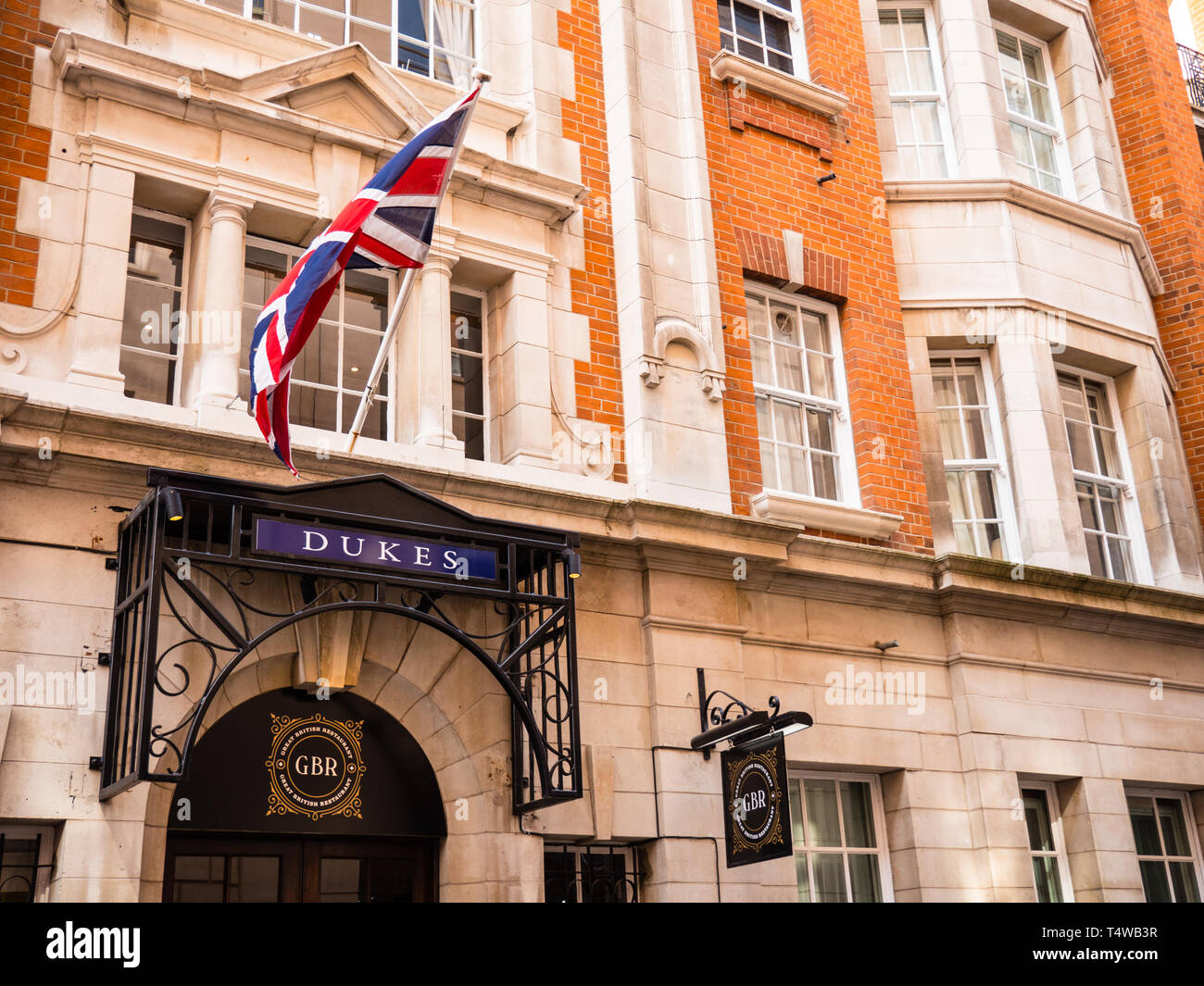 Dukes Bar Mayfair Hi res Stock Photography And Images Alamy dukes-bar-mayfair-hi-res-stock-photography-and-images-alamy