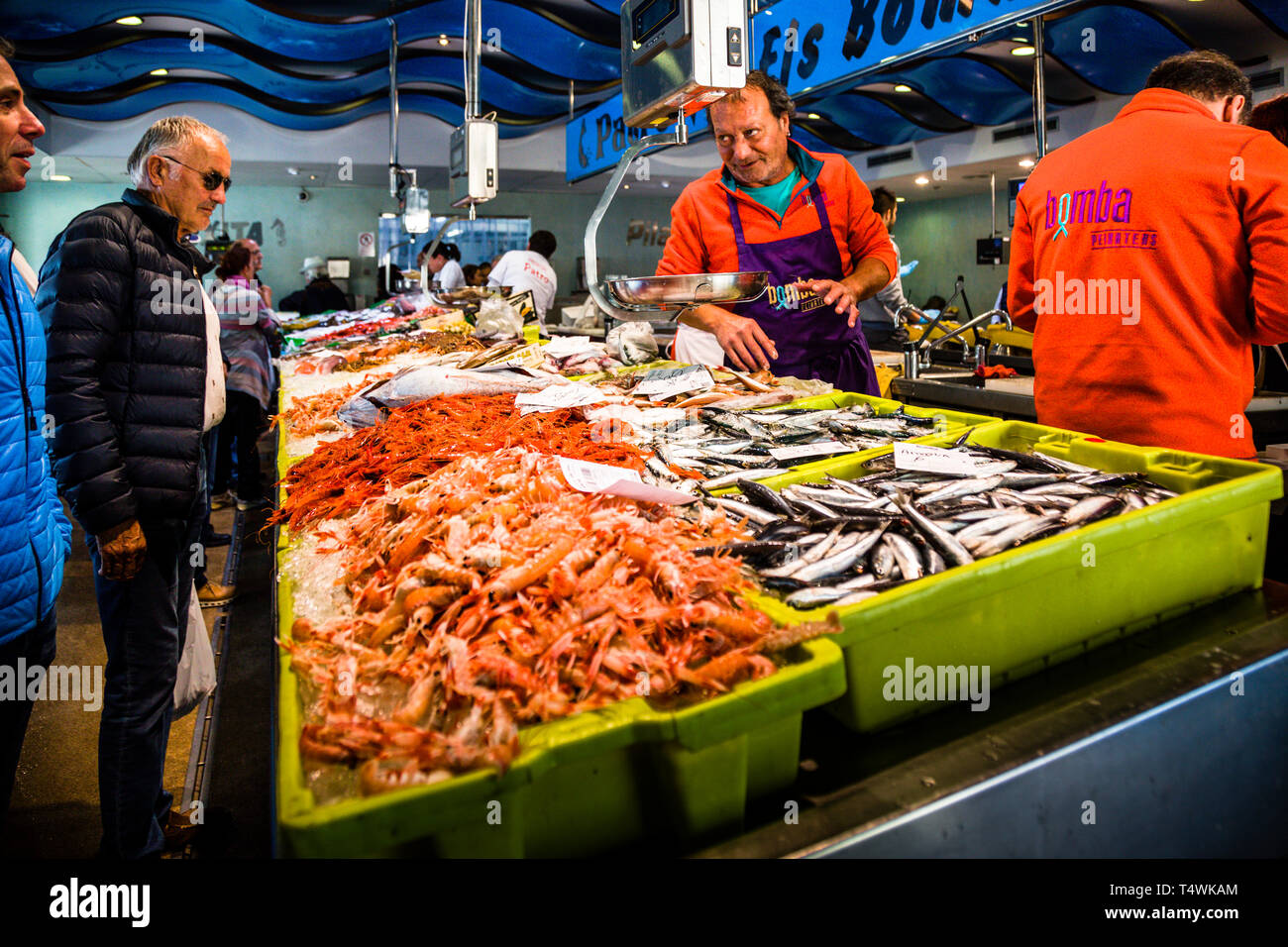 Fish Shop next to Catalan fish auction in Palamós, Spain. Catalan fish auction in Palamós. With direct access to the fish auction hall, the Palamós fish market offers the freshest fish a fisherman can catch Stock Photo