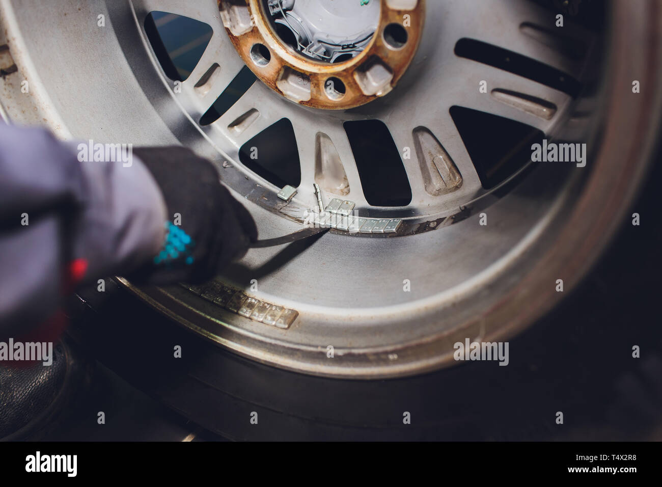 Wheel weights for balancing tires arrayed in trays for precise balance