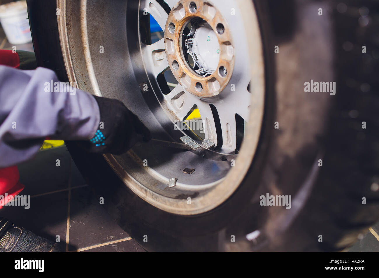 Wheel weights for balancing tires arrayed in trays for precise balance