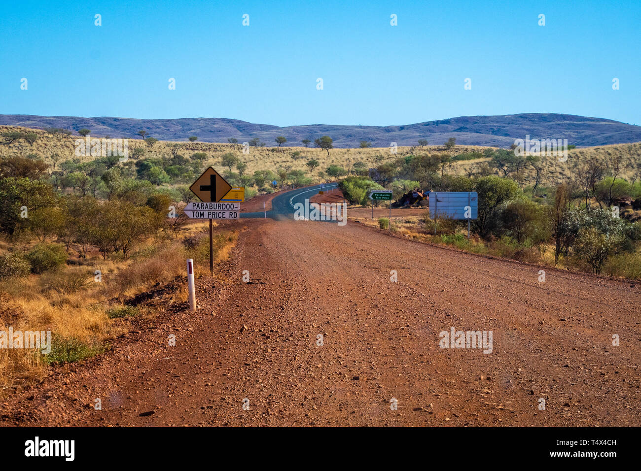 Border between gravel and asphalt road in Western Australia Karijini  National Park close to Tom Price Stock Photo - Alamy