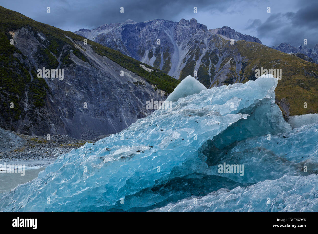 Aoraki/Mt Cook, New Zealand: Ice flow on Tasman Lake with a backdrop of rugged mountains, South Island, New Zealand. Stock Photo
