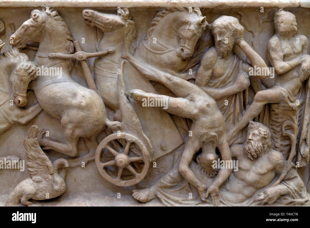 Sarcofago con la Caduta di Fetonte e giochi circensi, Roman Sarcophagus ...