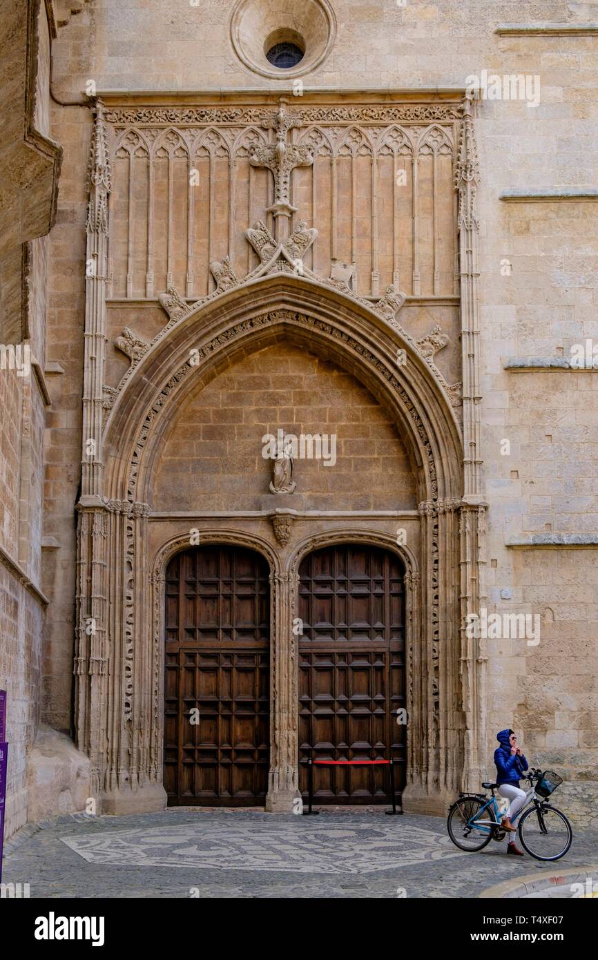 portal de la Almoina, proyectado en 1498 por Francesc Sagrera, Gaudí añadió en esta entrada un mosaico hexagonal de piedra con símbolos eucarísticos, Palma, Mallorca, balearic islands, Spain. Stock Photo