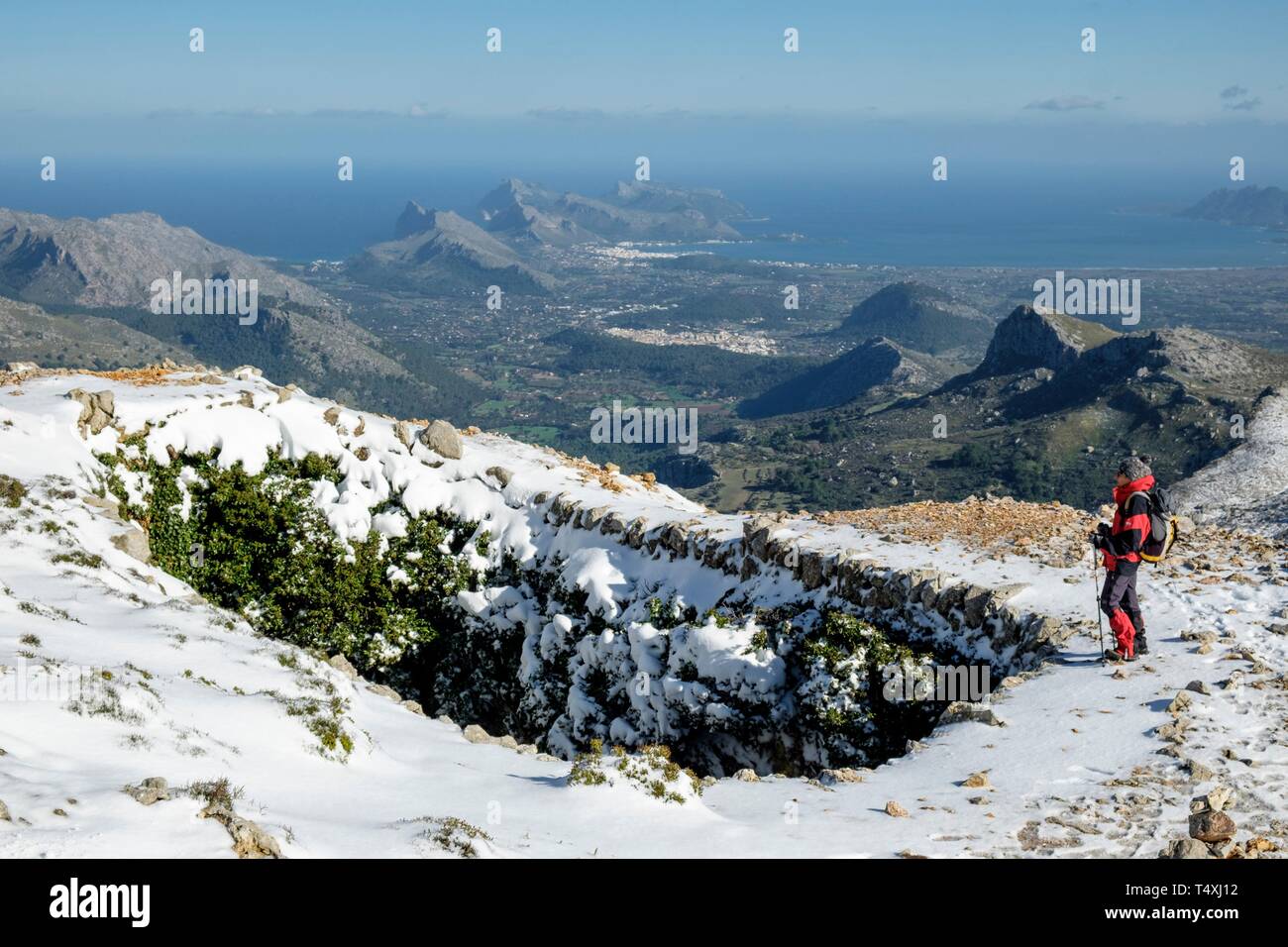 Casa de Neu del Puig Tomir, antiguo depósito de nieve excavado en el suelo, finca pública de Binifaldó, Escorca, Paraje natural de la Serra de Tramuntana, Mallorca, balearic islands, Spain. Stock Photo