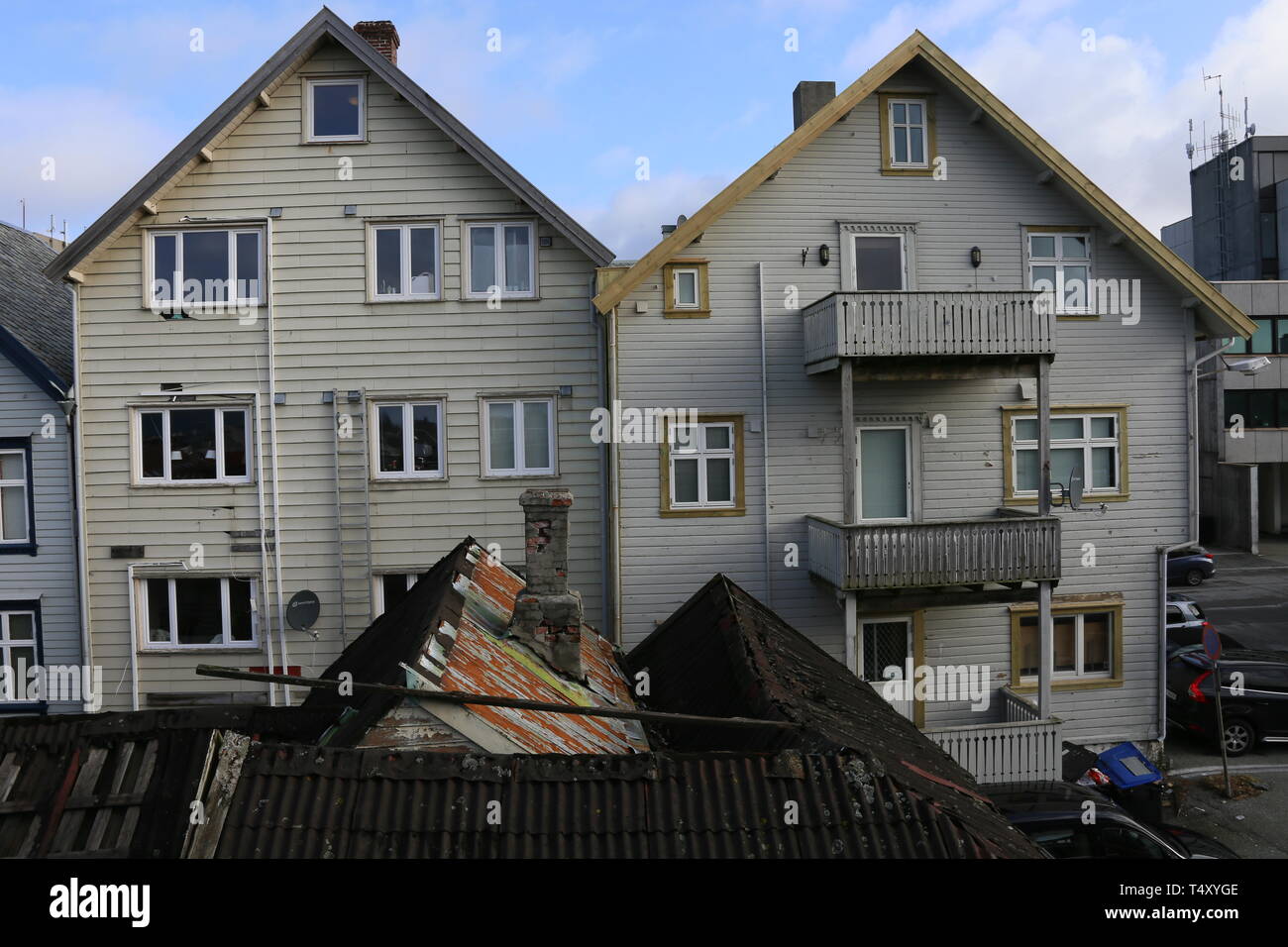 Haugesund Holzhäuser mit Balkon. Im Vordergrund verrostetes Blechdach Stock Photo