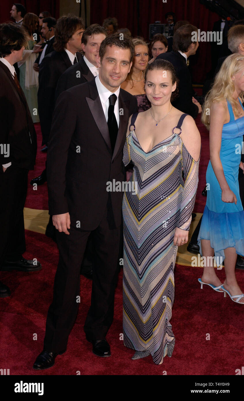 LOS ANGELES, CA. February 27, 2005: Actor CLIVE OWEN & wife actress SARAH-JANE FENTON at the 77th Annual Academy Awards at the Kodak Theatre, Hollywood © Paul Smith / Featureflash Stock Photo