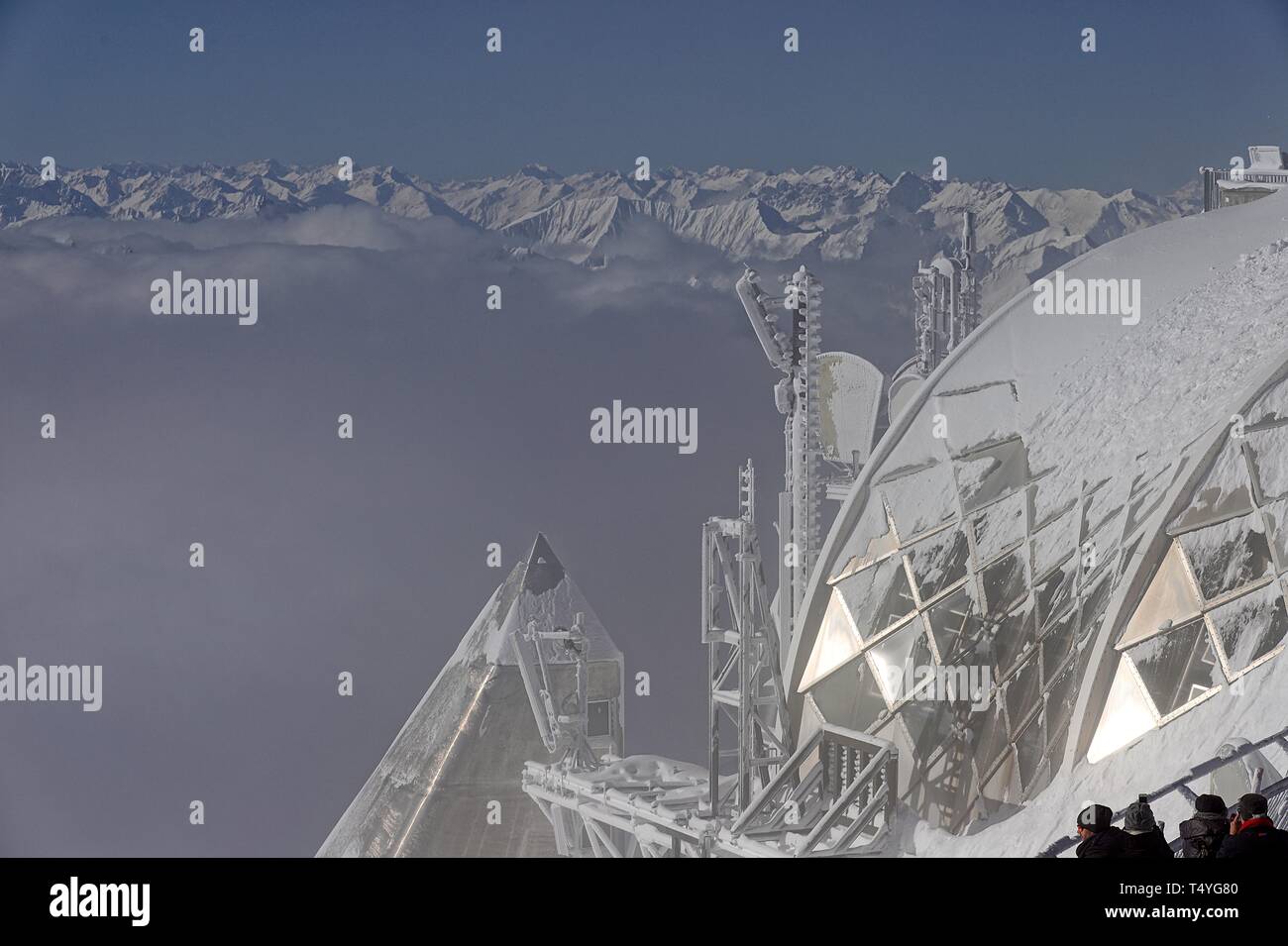 Zugspitze: Winterliches Alpen-Panorama, Im Vordergrund die Glaskuppel der Seilbahn Bergstation. Klare Sicht bei wolkenlosem Himmel Stock Photo