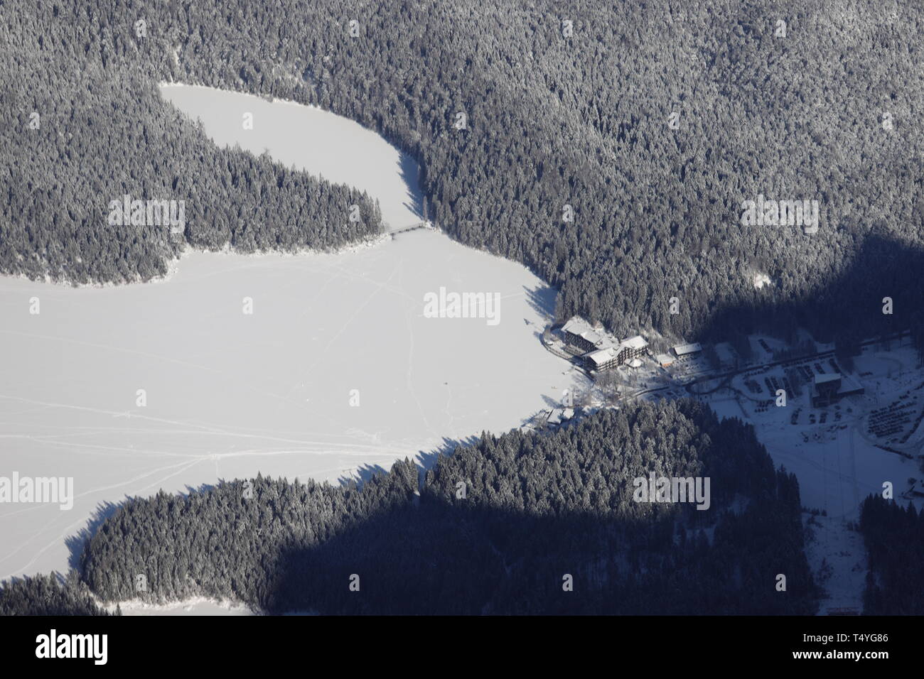 Blick von der Zugspitze auf den zugefrorenen Eibsee Stock Photo