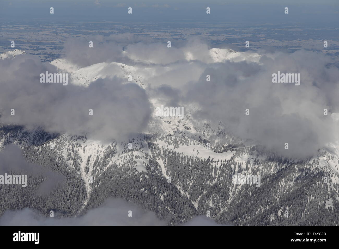 Blick von der winterlichen Zugspitze auf die Gipfel der Alpen und das Flachland im Norden. Stock Photo