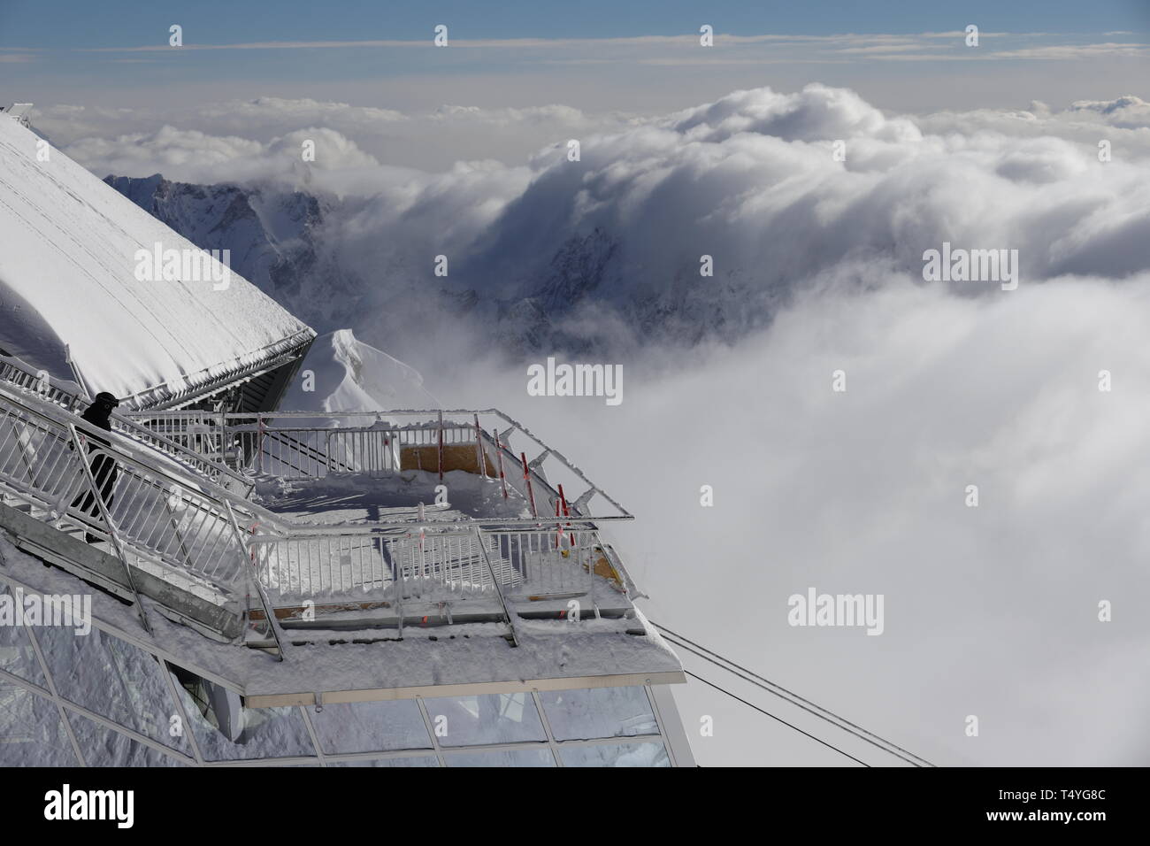 Blick von der winterlichen Zugspitze auf die Gipfel der Alpen Stock Photo