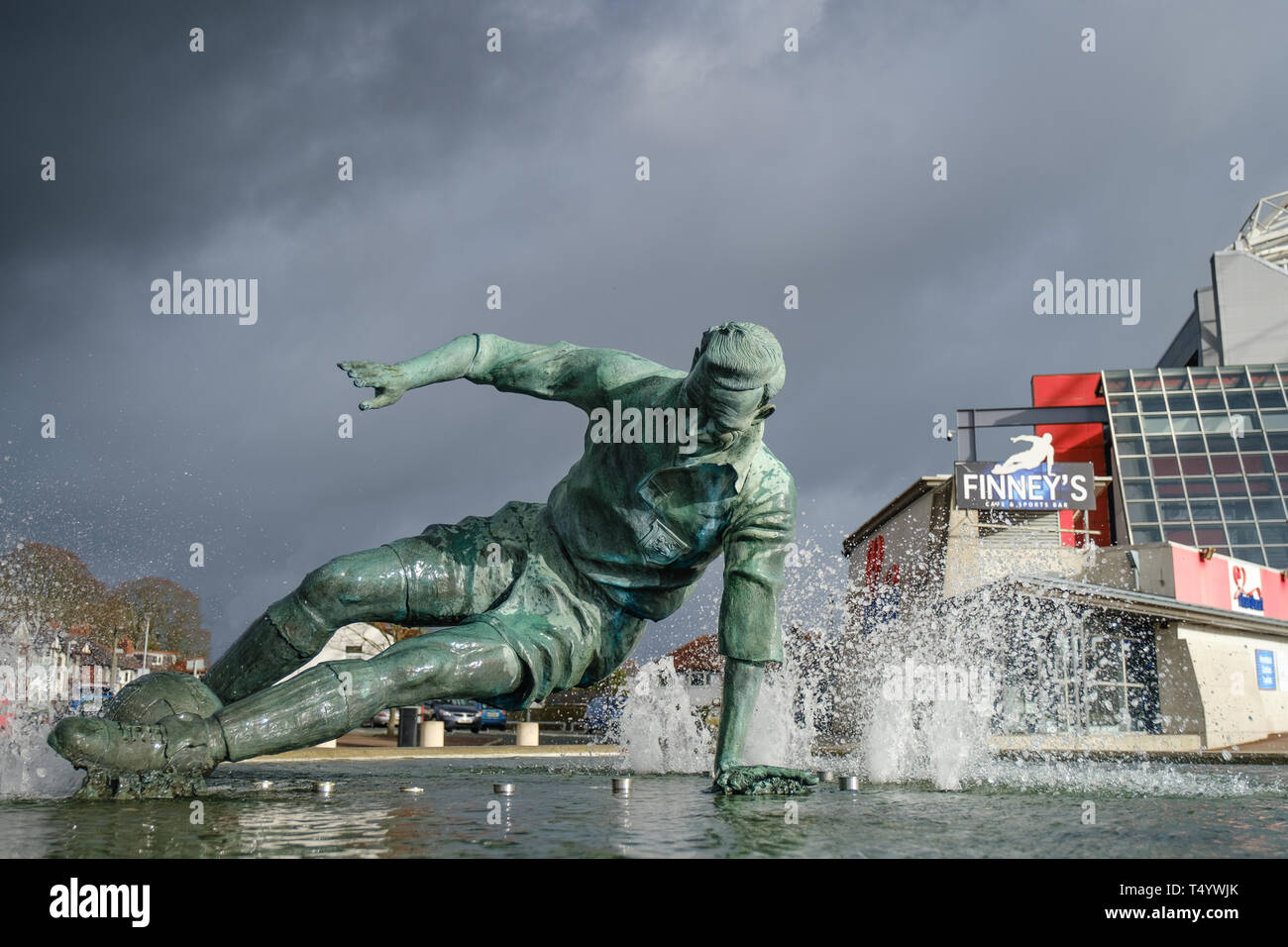 Tom finney 'splash' statue hires stock photography and images Alamy