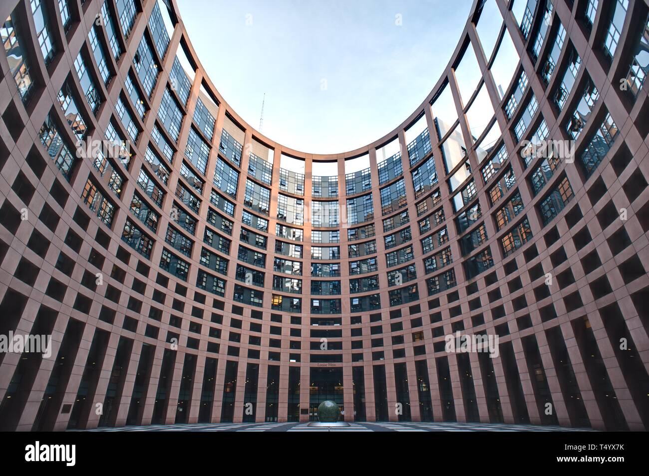 Das Europäische Parlament (inoffiziell auch Europaparlament oder EU-Parlament; kurz EP) mit offiziellem Sitz in Straßburg ist das Parlament der Europä Stock Photo