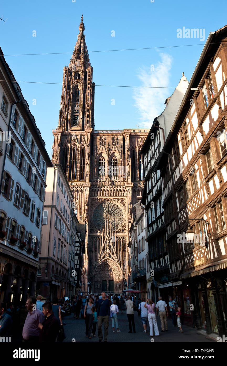 Das Liebfrauenmünster zu Straßburg (französisch Cathédrale Notre-Dame de Strasbourg) ist ein römisch-katholisches Gotteshaus und gehört zu den bedeute Stock Photo