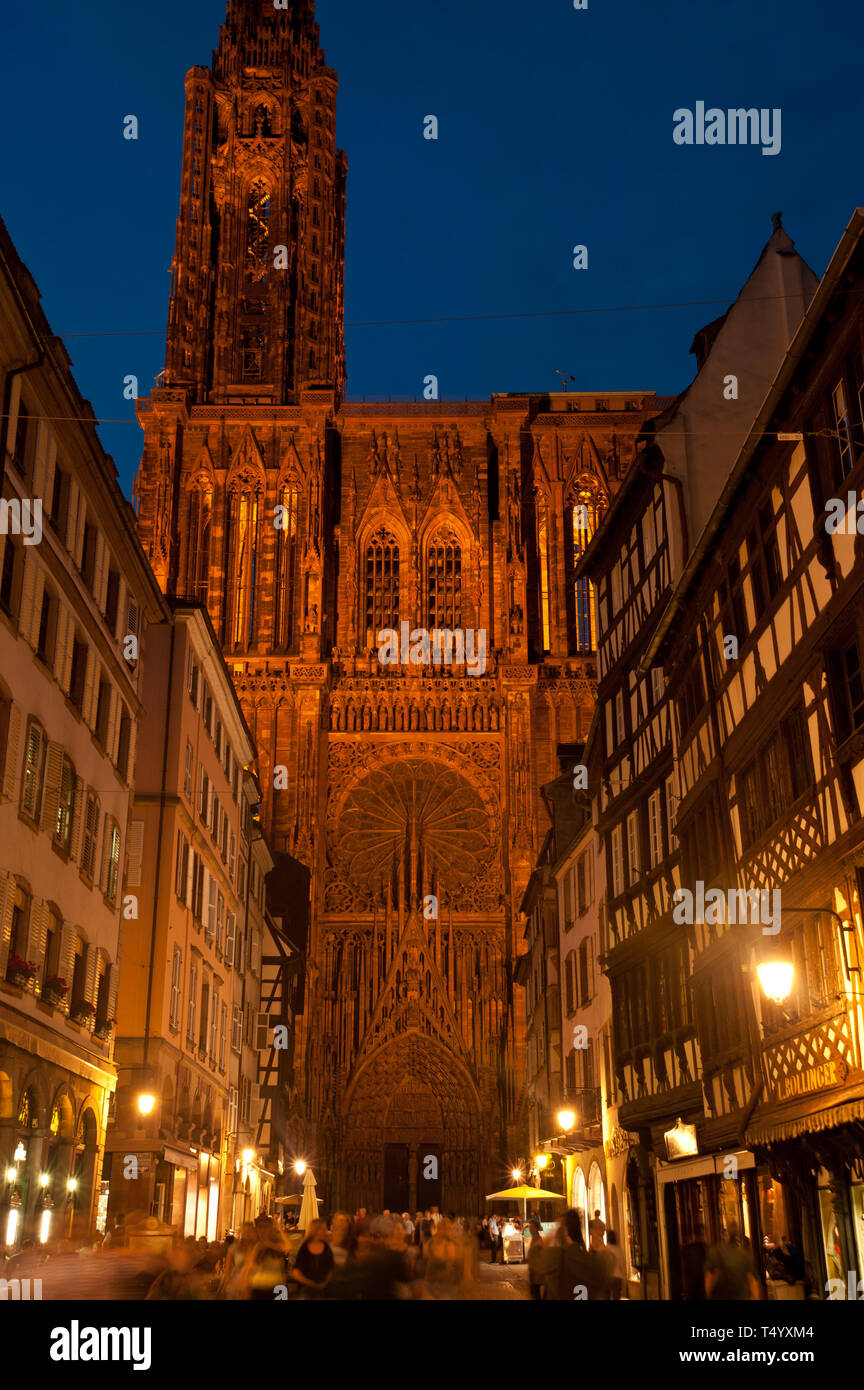 Das Liebfrauenmünster zu Straßburg ist ein römisch-katholisches Gotteshaus und gehört zu den bedeutendsten Kathedralen der europäischen Architekturges Stock Photo