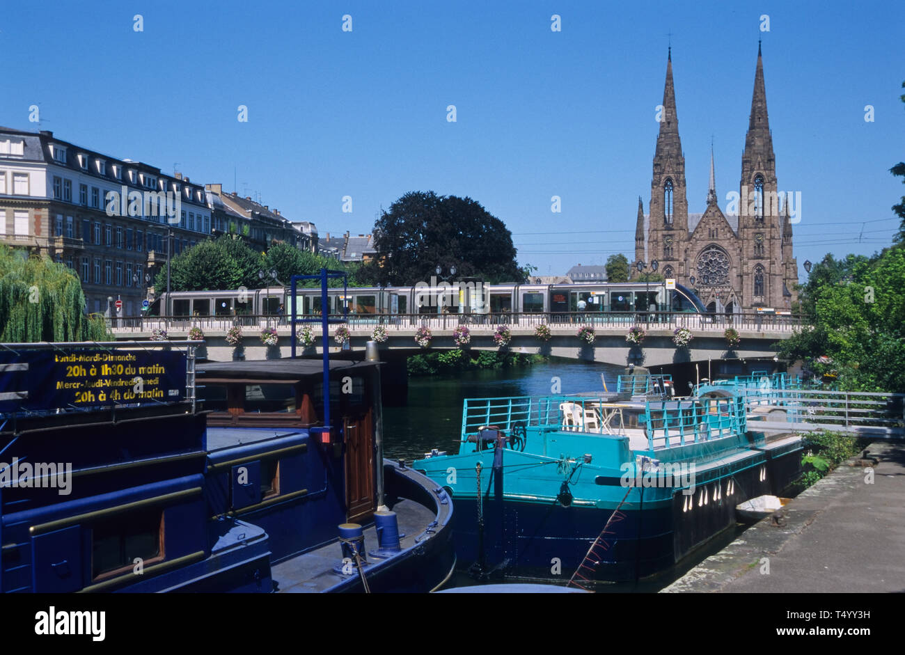 Strasbourg, moderne Straßenbahn am Fluss Ill - Strasbourg, modern Tramway at the Ill River Stock Photo