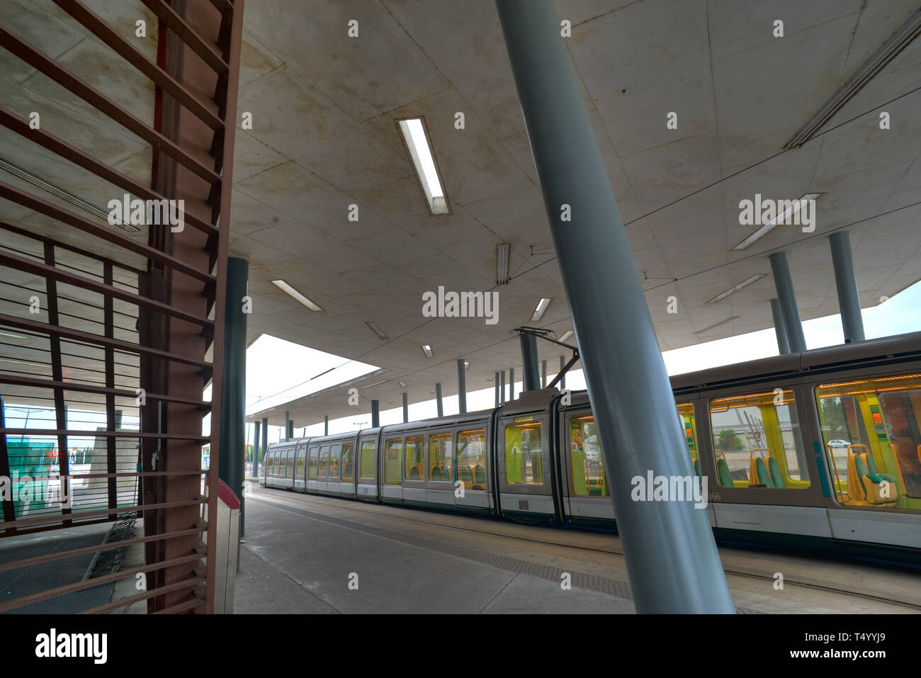 Strasbourg, moderne Straßenbahn, Endstation Hoenheim Gare, Architektur