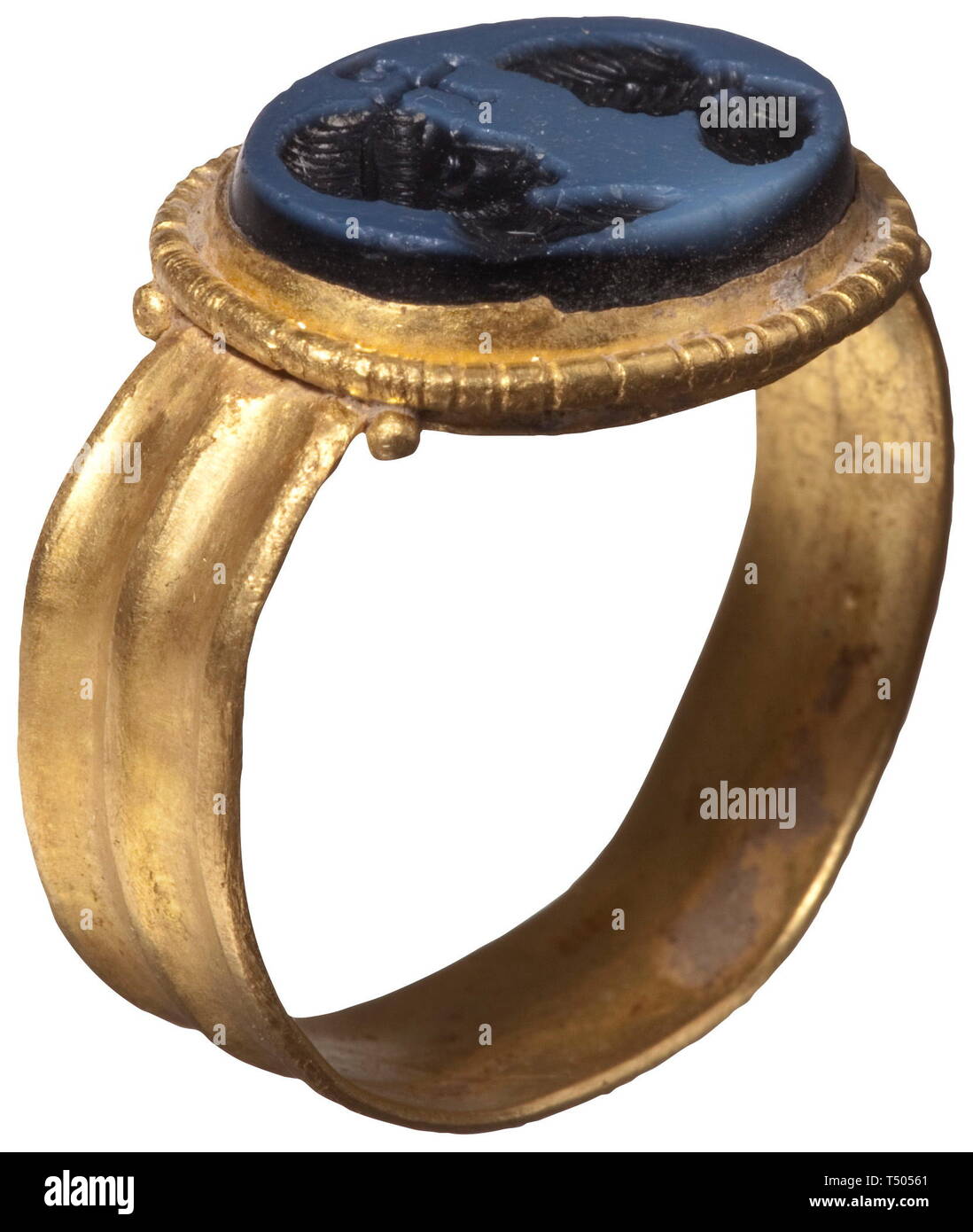 A late Roman wedding ring, 4th/5th century. Gold. Fluted shank, oval bezel with blue layer agate. On the plate one male and one female portrait head, between them Christ monogram. Weight 5.7 g. Provenance: German private collection, 1980s. historic, historical, Roman Empire, ancient world, ancient times, ancient world, Additional-Rights-Clearance-Info-Not-Available Stock Photo