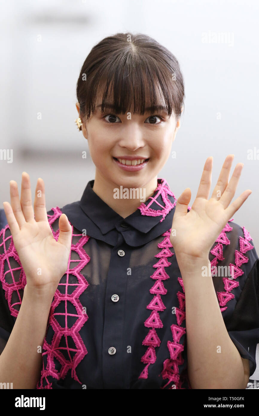 Tokyo, Japan. 19th Apr, 2019. Japanese actress Suzu Hirose smiles as Japan Airlines (JAL) unveils a Boeing 737 plane with decals of Hirose at a scene of her drama "Natsuzora" at a JAL hangar of the Haneda airport in Tokyo on Friday, April 19, 2019. Credit: Yoshio Tsunoda/AFLO/Alamy Live News Stock Photo