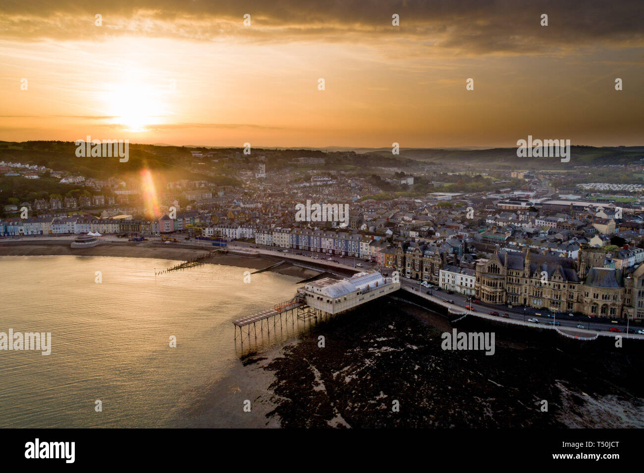 Aberystwyth Wales UK, Easter Saturday, 20 April 2019. UK Weather: Daybreak over the seaside and university town of Aberystwyth on the west wales coast, at the start of Easter Saturday 2019. The weather is again set to be hot and sunny, with temperatures in the low 20's Celsius (low 70's Fahrenheit). Credit: keith morris/Alamy Live News Stock Photo