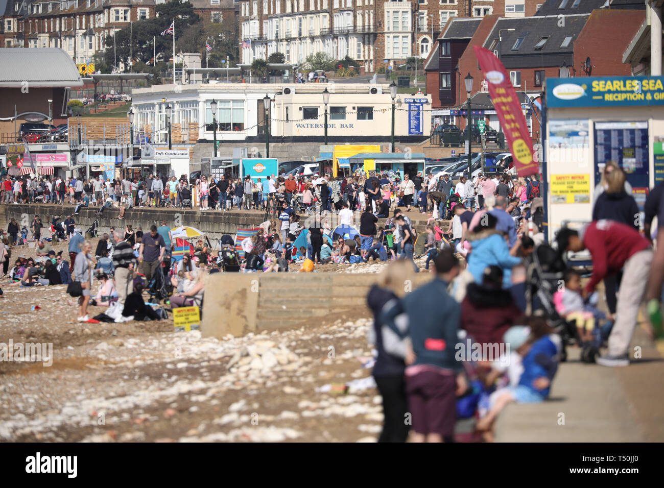 Hunstanton, UK. 19th Apr, 2019. The promenade is packed with people