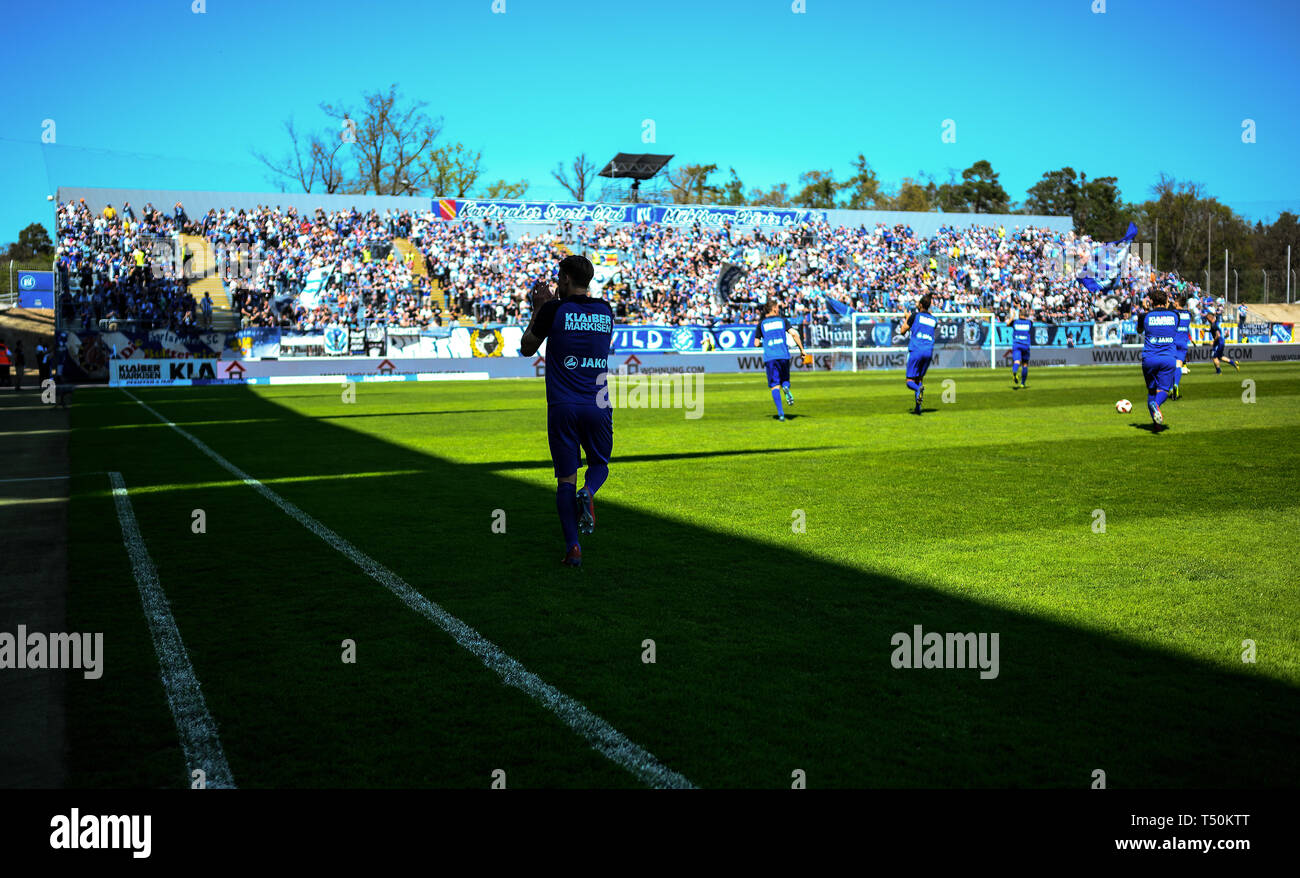 Karlsruhe, Deutschland. 20th Apr, 2019. Before the match: The KSC players while warming up in front of the new provisional tribune GES/football/3rd league: Karlsruher SC - SV Meppen, 20.04.2019 Football/Soccer: 3rd league: Karlsruhe vs Meppen, Karlsruhe, April 20, 2019 | usage worldwide Credit: dpa/Alamy Live News Stock Photo