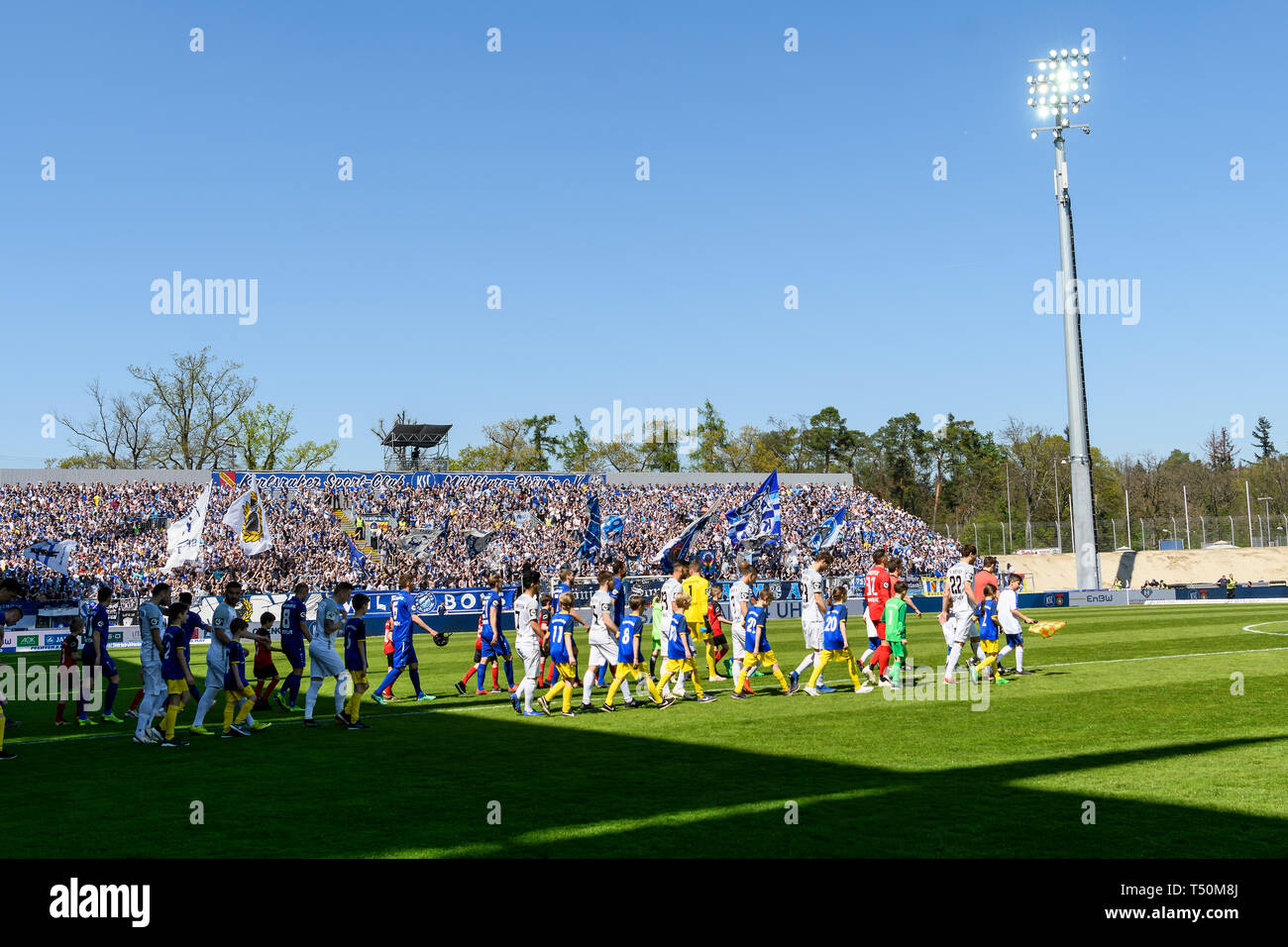 Enema of the teams, before provisional tribunes. GES / Soccer / 3rd league: Karlsruher SC - SV Meppen, 20.04.2019 Football / Soccer: 3rd league: Karlsruhe vs Meppen, Karlsruhe, April 20, 2019 | usage worldwide Stock Photo