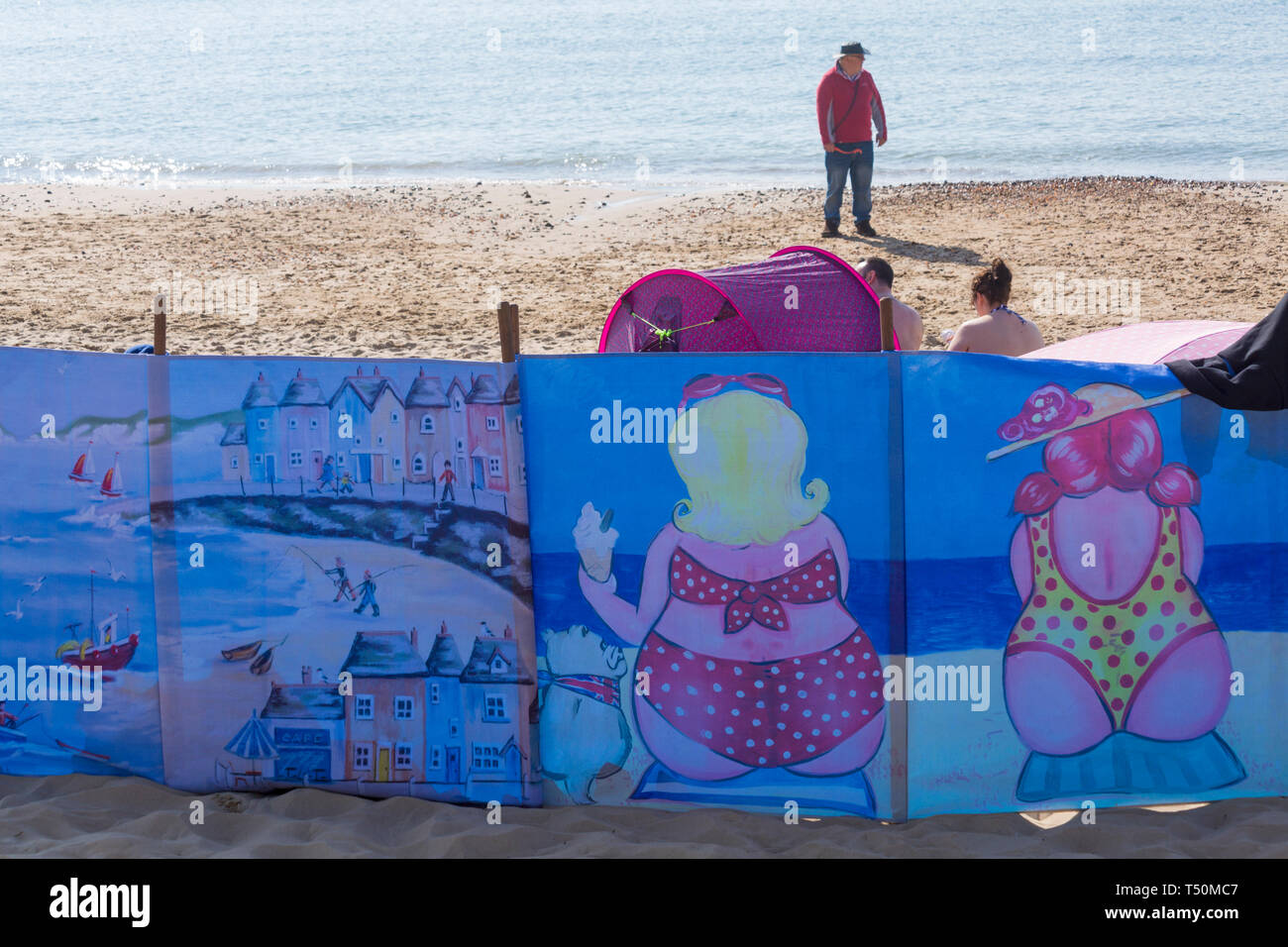 Bournemouth, Dorset, UK. 20th Apr, 2019. UK weather: hot and sunny as visitors head to the seaside to enjoy the weather at Bournemouth beaches for the Easter holidays - mid morning and already beaches are getting packed, as sunseekers get there early to get their space. Credit: Carolyn Jenkins/Alamy Live News Stock Photo