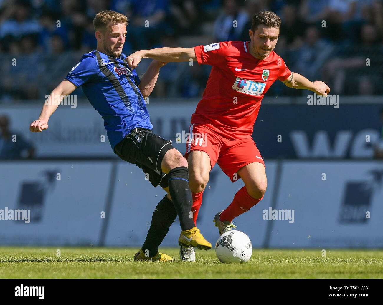 Mannheim, Germany. 20th Apr, 2019. Soccer: Regionalliga Südwest, SV Waldhof  Mannheim - Wormatia Worms, 30th matchday in the Carl-Benz Stadium. Timo  Kern (l) of Mannheim in duel with Giuseppe Burgio of Worms.