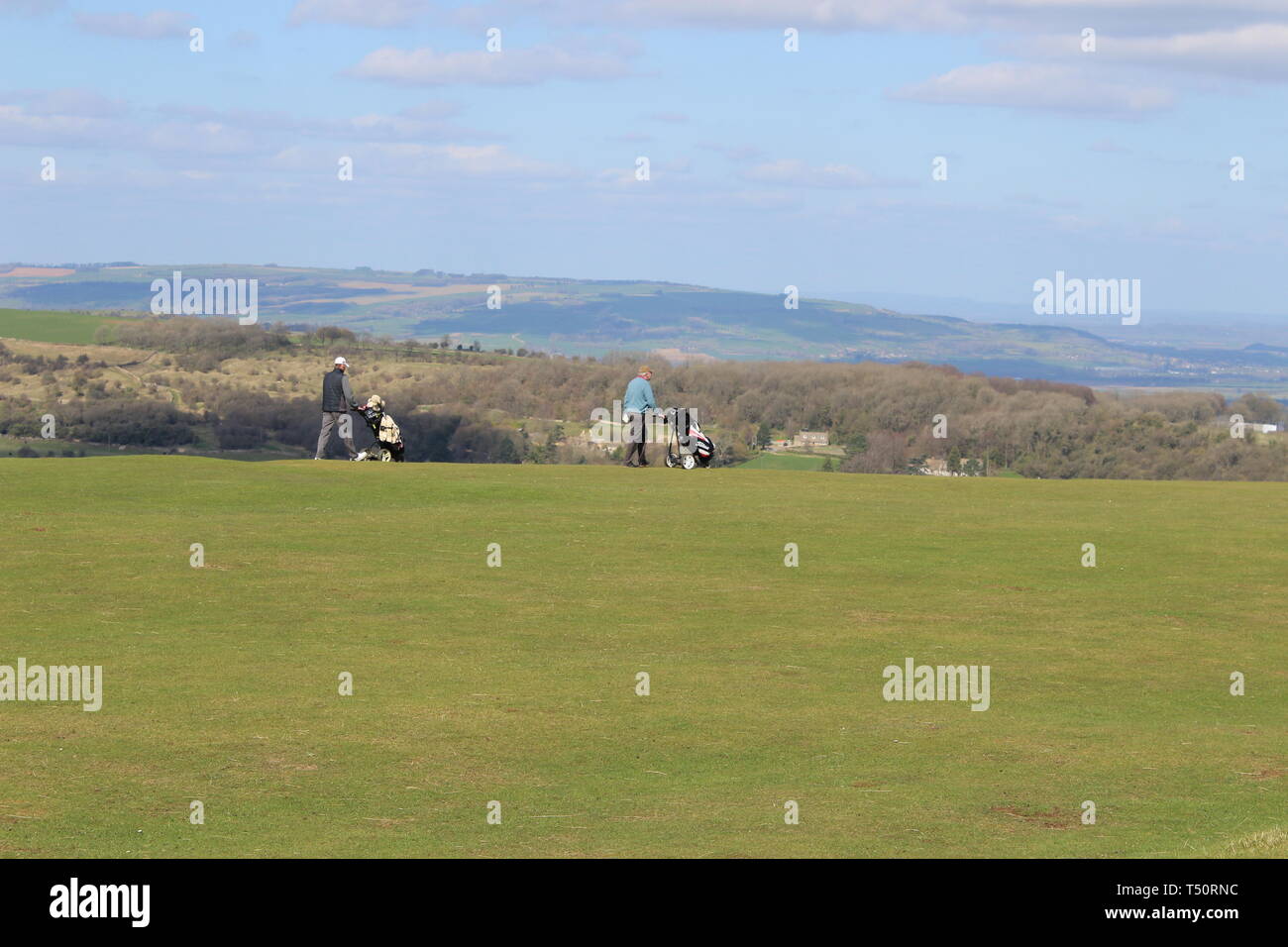 Golfers on the edge, Cleeve Hill Golf Club Stock Photo Alamy