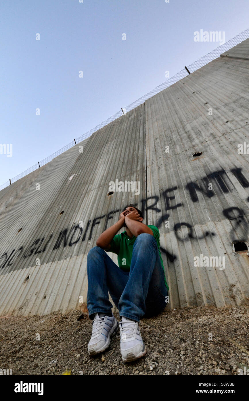 Israeli separation wall. The writing says: 'I hate the indifferent' - Nablus, Palestine Stock Photo