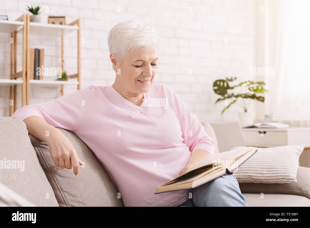 Older woman reading book hi-res stock photography and images - Alamy
