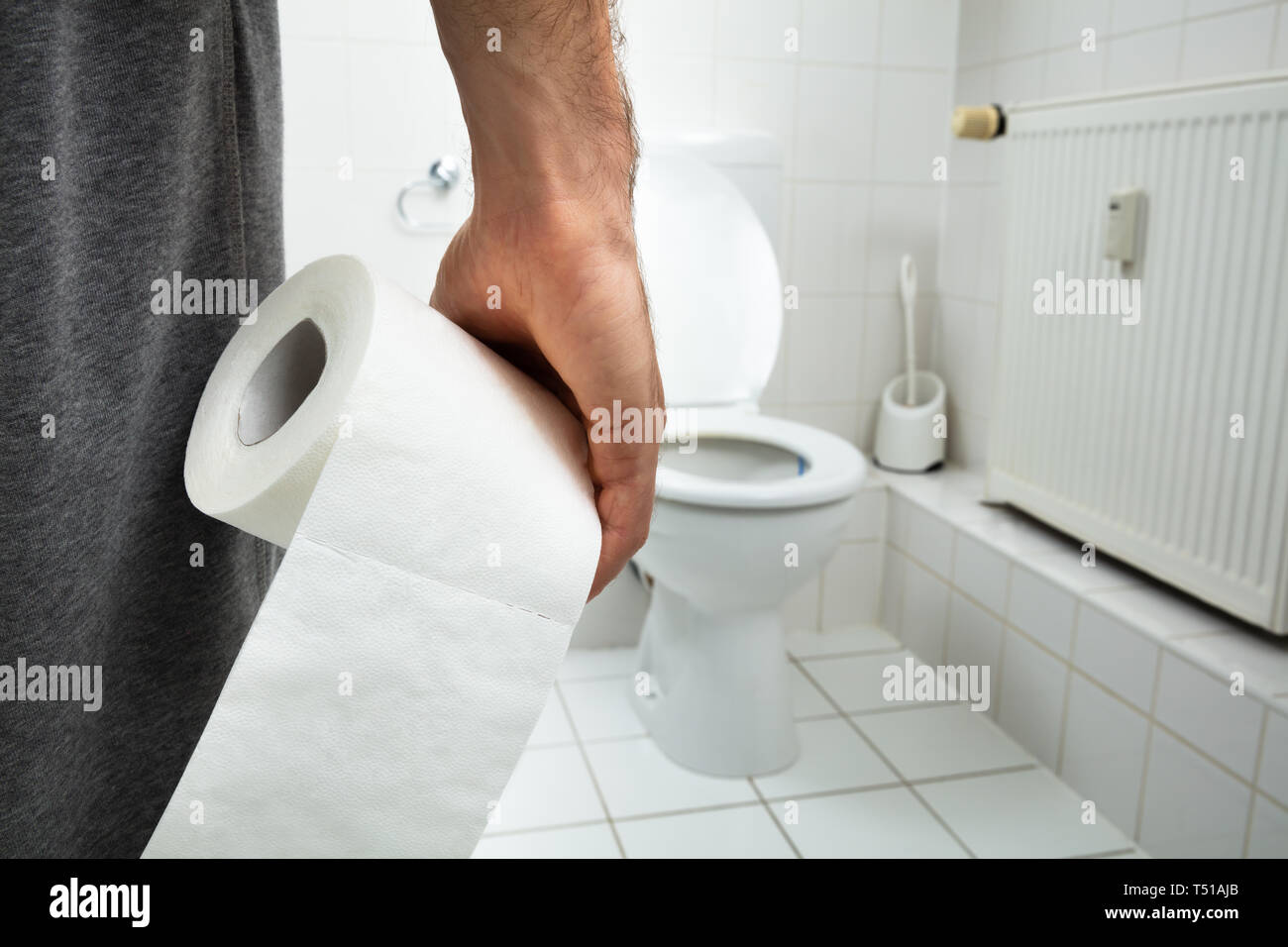 https://c8.alamy.com/comp/T51AJB/man-suffers-from-diarrhea-holding-tissue-paper-roll-standing-in-front-of-toilet-bowl-T51AJB.jpg