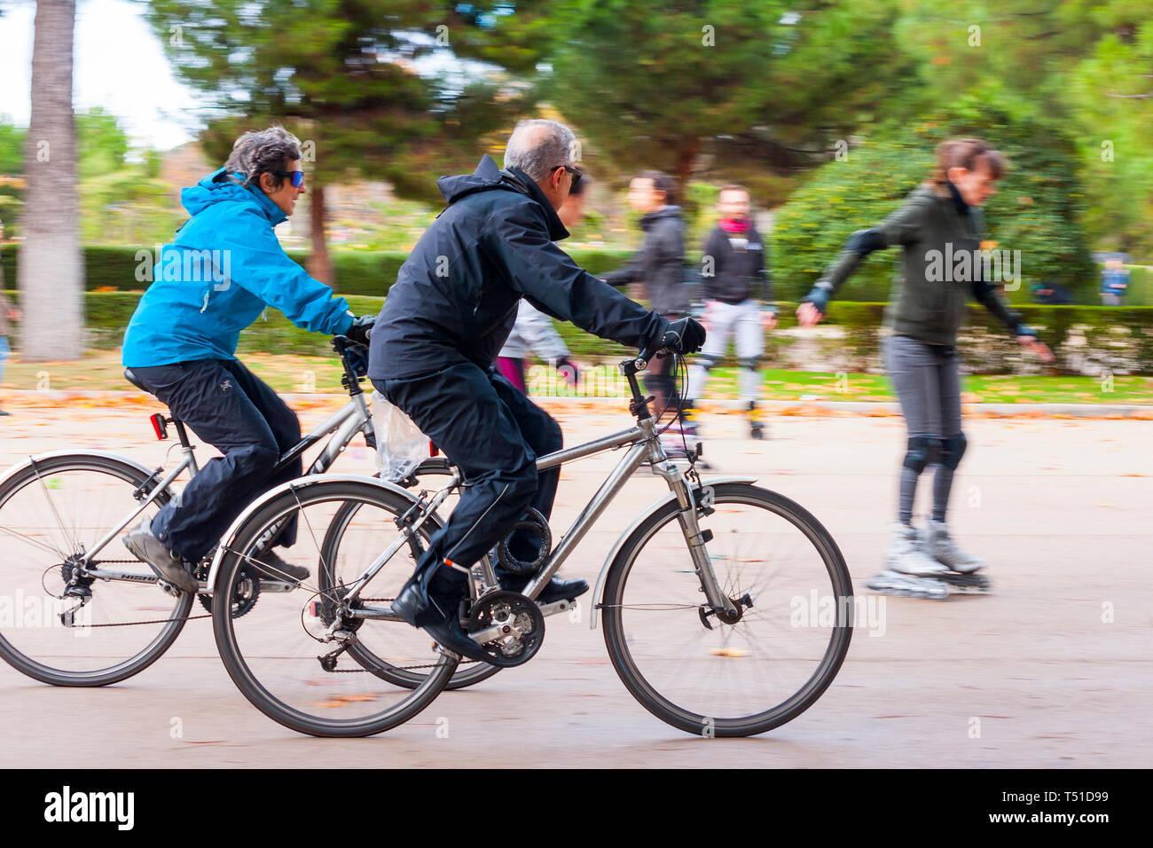 Montando en bici en el Parque de El Retiro. Madrid. España Stock Photo