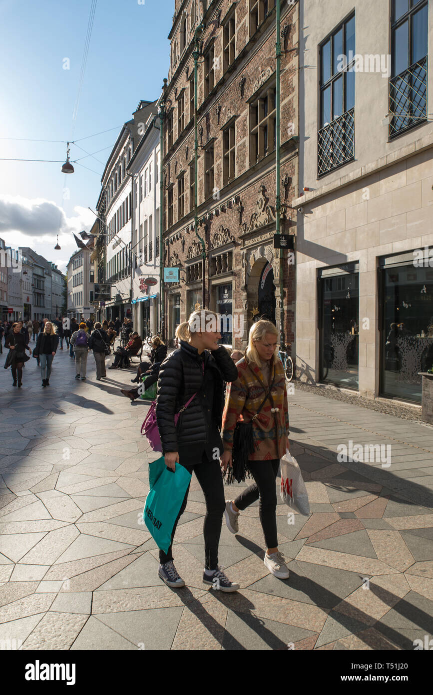 2 ladies shopping in Stroget, one of Europe's longest pedestrian streets, Copenhagen, Denmark. /  2 Damen einkaufen in Stroget, einer der längsten Fuß Stock Photo