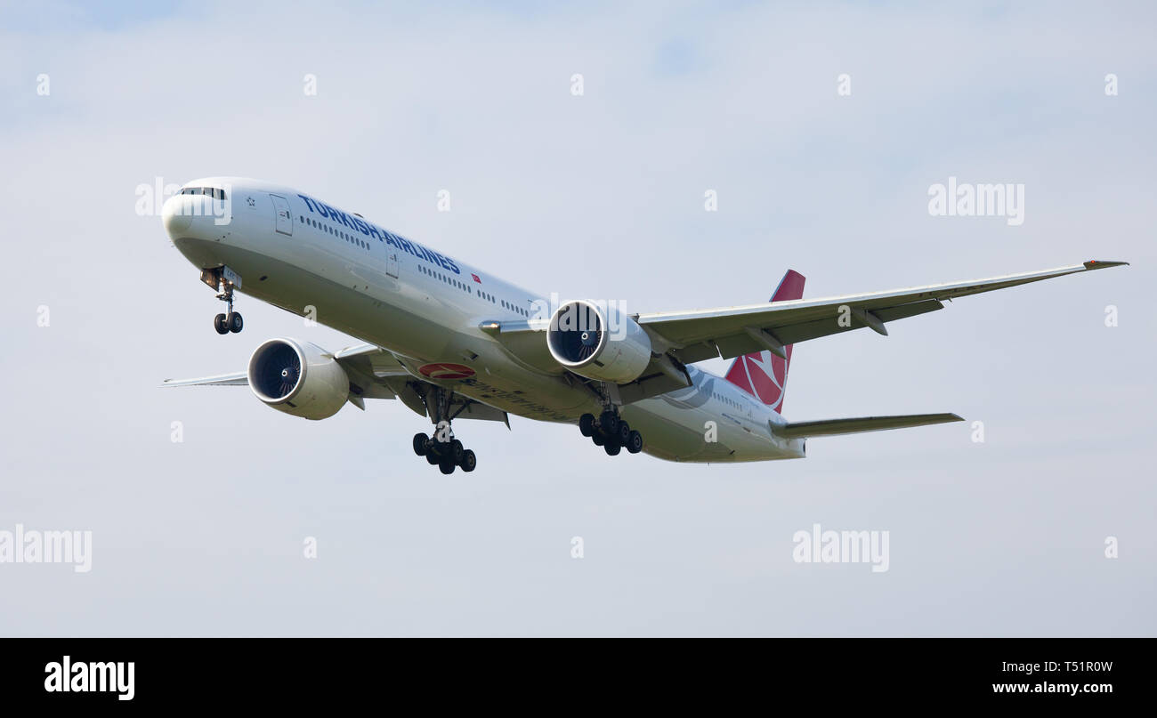 Turkish Airlines Boeing 777 TC-LKC on final approach to London-Heathrow Airport LHR Stock Photo