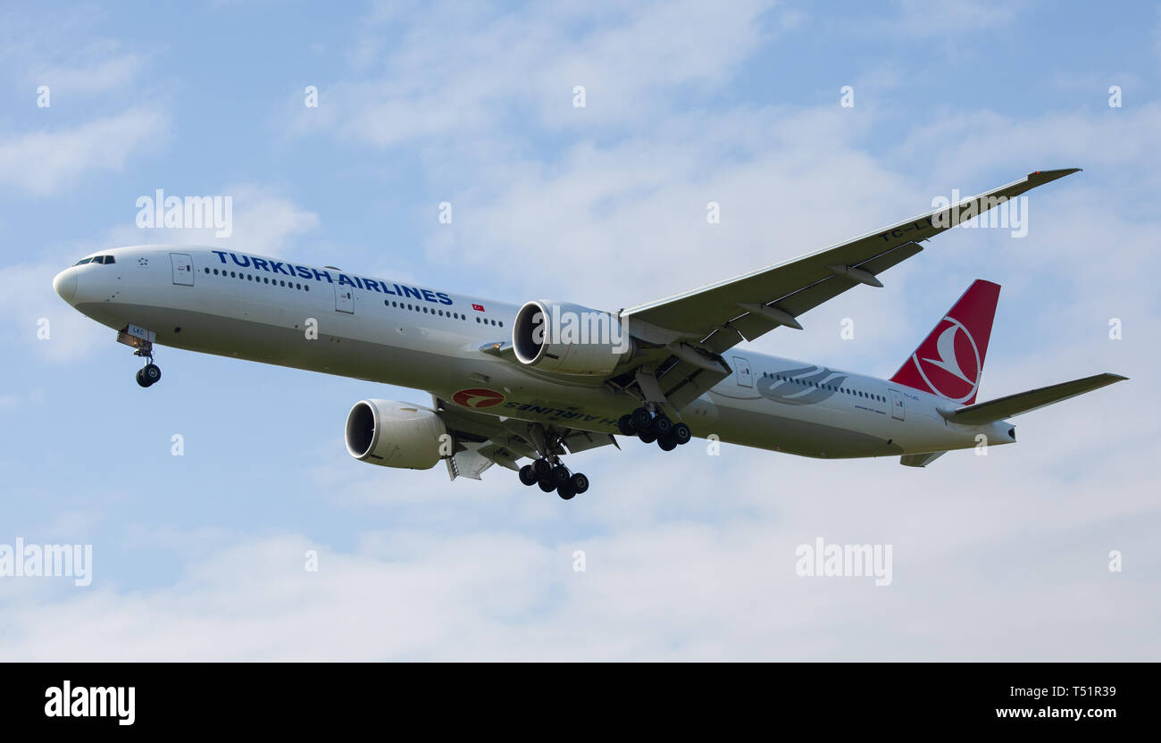 Turkish Airlines Boeing 777 TC-LKC on final approach to London-Heathrow Airport LHR Stock Photo
