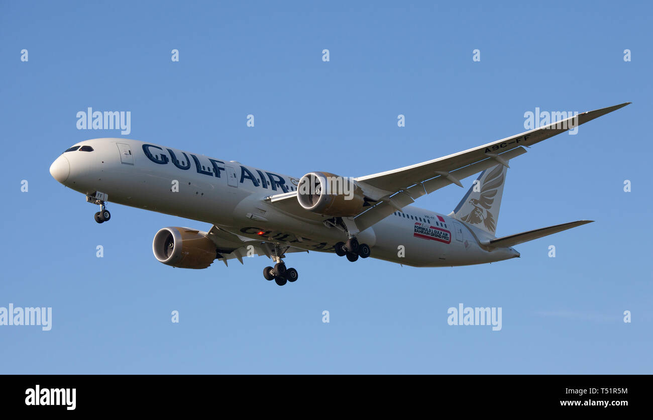 Gulf Air Boeing 787 Dreamliner A9C-FF on final approach to London-Heathrow Airport LHR Stock Photo