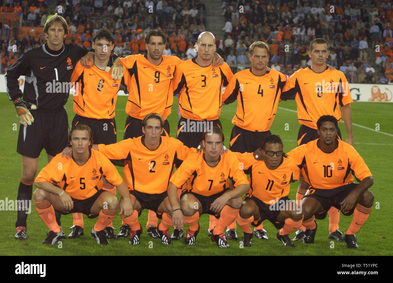 Philips Stadium Eindhoven, Netherlands 7.9..2002, football: European Championships qualifier, Netherlands (orange) vs Belarus (white) 3:0 --- team photo Netherlands, back row from left: EDWIN VAN DER SAR,MARK VON BOMMMEL, RUUD VAN NISTELROOY, JAAP STAM, FRANK DE BOER, PHILLIP COCU front row from left: BOUDEWIJN ZENDEN, FERNANDO RICKSEN, ANDY VAN DER MEYDE, EDGAR DAVIDS, PATRICK KLUIVERT Stock Photo